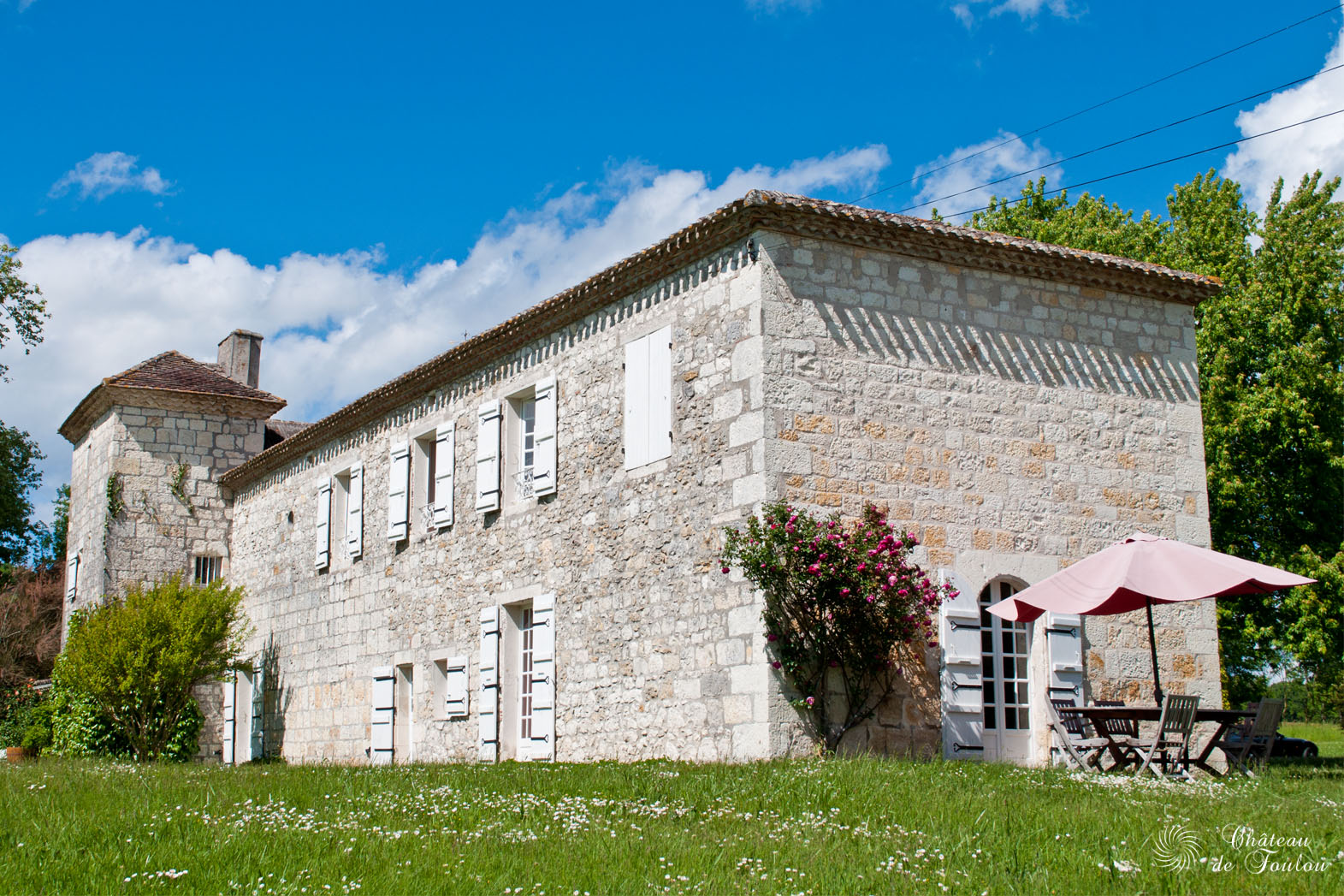 http://www.chateau-de-foulou.com/wp-content/uploads/2014/05/roompiscine03.jpg