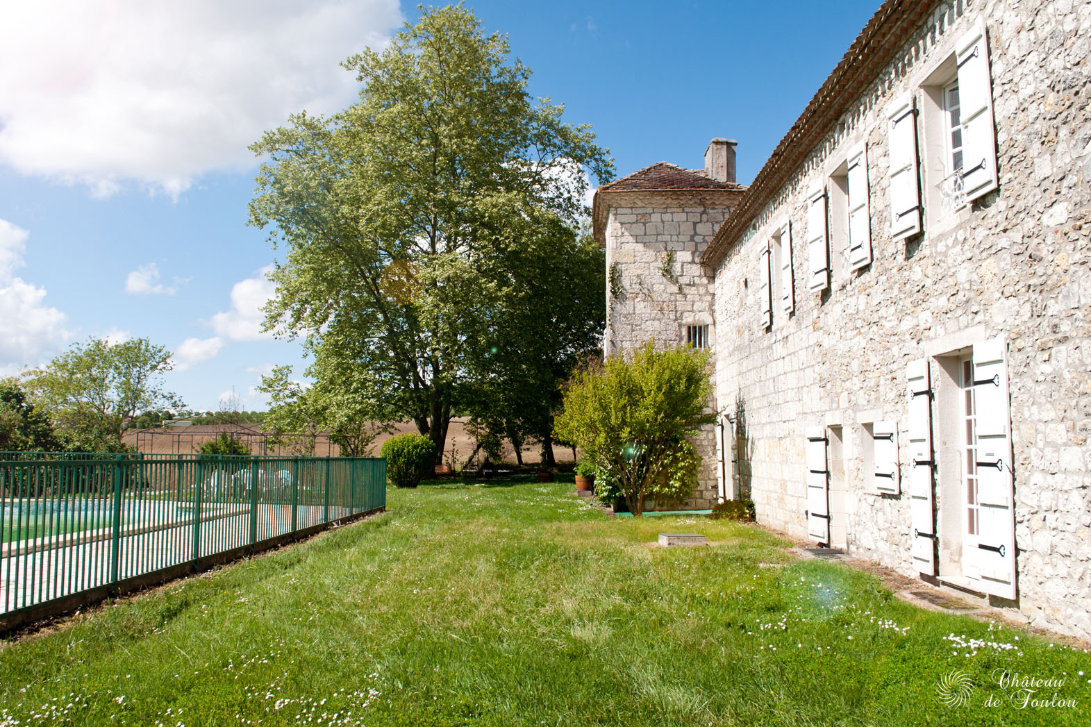 http://www.chateau-de-foulou.com/wp-content/uploads/2014/05/roompiscine04.jpg